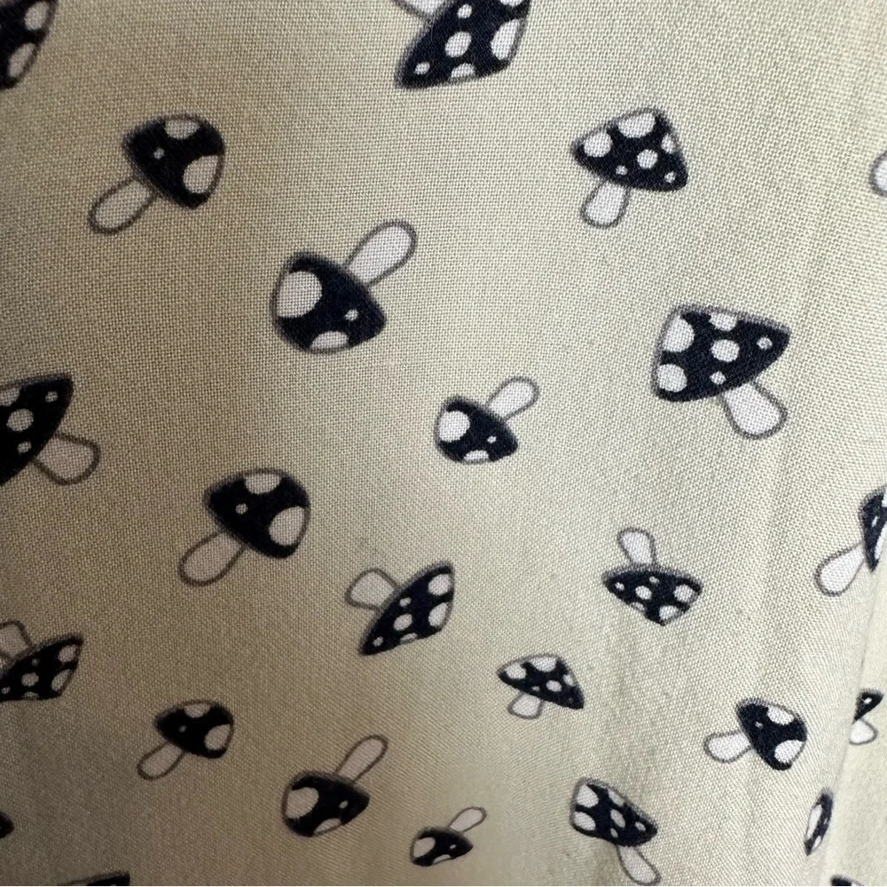 Hot Topic Mushroom Button Up Women's Size 1 Waist Length Crop Top Boxy Curvy - Picture 5 of 8